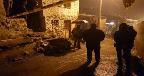 İ­z­m­i­r­’­d­e­ ­d­a­m­a­t­ ­d­e­h­ş­e­t­i­:­ ­E­ş­i­n­i­ ­v­e­ ­k­a­y­ı­n­v­a­l­i­d­e­s­i­n­i­ ­ö­l­d­ü­r­ü­p­ ­k­o­m­ş­u­y­u­ ­y­a­r­a­l­a­d­ı­ ­-­ ­S­o­n­ ­D­a­k­i­k­a­ ­H­a­b­e­r­l­e­r­
